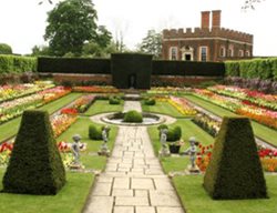 Hampton Court, Garden Travel
Earthbound Expeditions
Bainbridge Island, WA