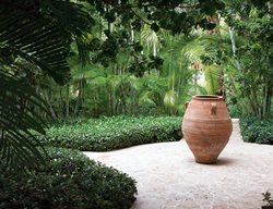 Mediterranean 19th-Century Oil Pot
Garden Design
Calimesa, CA