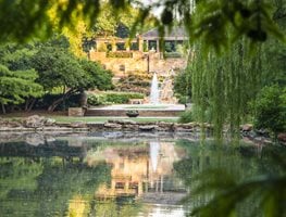 Fort Worth Botanic Garden, Fountain And Lake, Botanic Garden
Shutterstock.com
New York, NY