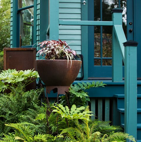 Terracotta Pot, Steel Stand
Lillyvilla Gardens
Portland, OR