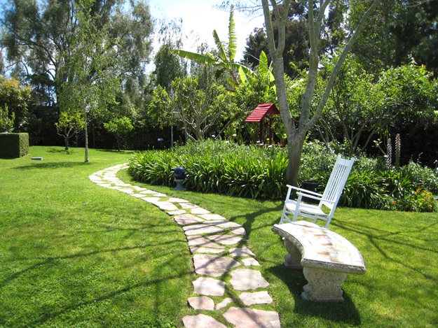 Flagstone Walkway
"Dream Team's" Portland Garden
Garden Design
Calimesa, CA