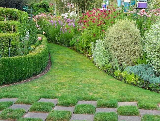 Image of Mulch pathway with checkerboard pattern