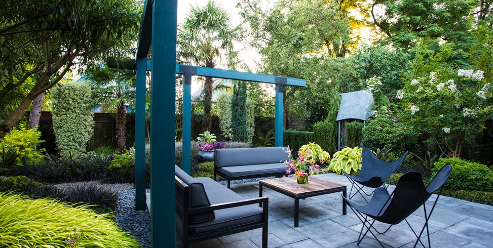 Small Garden Gets Tropical Makeover | Garden Design